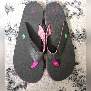 Sanuk Black Flip Sandals with Pink Trim